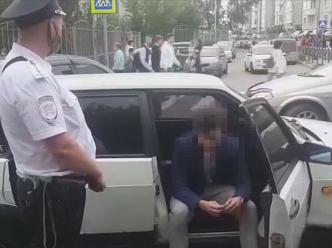 В Красноярске ученик приехал в школу 1 сентября на личном тонированном автомобиле. Фото, видео: ГИБДД