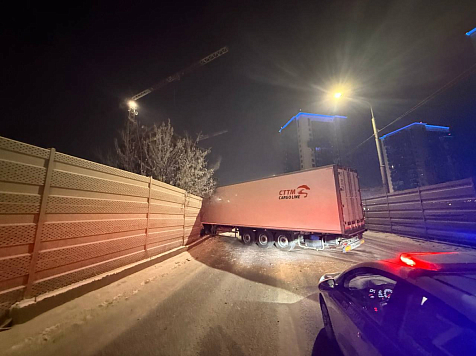 В районе дома №5 на Аваиаторов в Красноярске грузовик перекрыл движение. Фото: ГОСАВТОИНСПЕКЦИЯ24