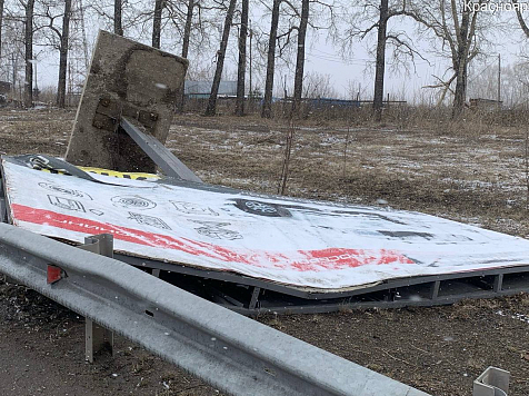 Ураган в Красноярске помог мэрии избавиться от незаконной рекламы. Фото: ГрадВестник / Telegram