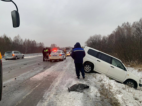 7 аварий произошли сегодня на трассе в Ачинском районе из-за наледи. Фото: ГИБДД края