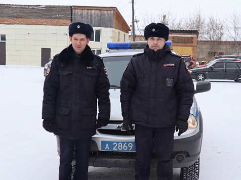 В Красноярском крае полицейские помогли мужчине, который застрял на заснеженной трассе . Фото: ГУ МВД по Красноярскому краю