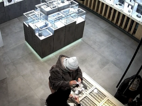 Красноярка благодаря своим «фокусам» обворовала ювелирные и продуктовые магазины на 2,5 млн рублей. Фото/видео: Прокуратура края