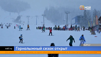 На голову кокошник, в руки палки: В Шерегеше устроили костюмированный заезд в честь открытия сезона