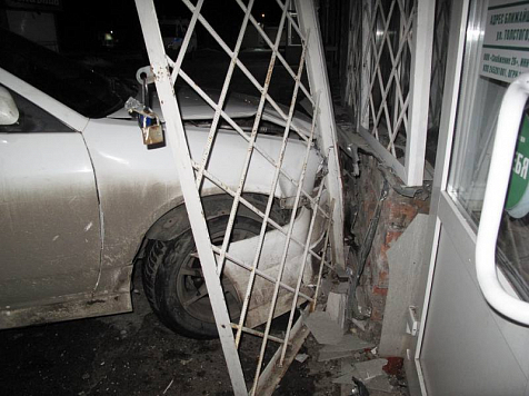 Пьяный железногорец на угнанной машине разбил авто и магазин . Фото: МВД