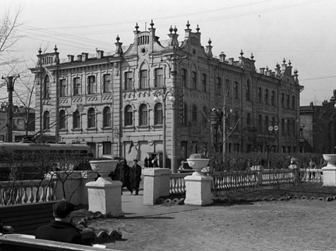 В Красноярске запланировали реконструировать Купеческий клуб и разместить в нем театр кукол. Фото: krasookn