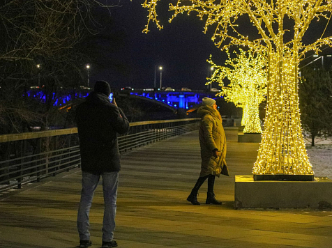 В Красноярске на набережных засветились деревья