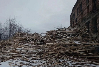 Лесопилка в Канске заваливает город древесными отходами