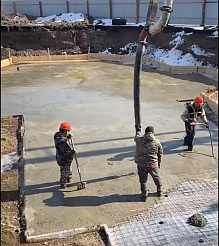 В Красноярске начали заливать фундамент будущего деревянного храма на Стрелке