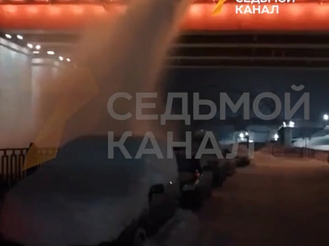 В Красноярске уборочная техника скинула снег прямо на машины и разбила стекла (ВИДЕО)