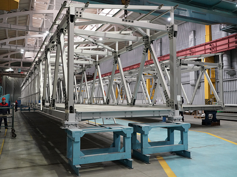 Завершена сборка третьего и четвёртого пролётов надземного перехода через Семафорную в Красноярске. Фото: Дмитрий Бондарев