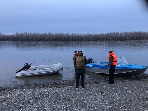 В Красноярском крае полицейские сняли с мели рыбаков. Фото: 24.мвд.рф