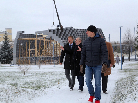 В Красноярске у Каменки начался монтаж амфитеатра и сцены. Фото: Корнеев К. / Законодательное Собрание