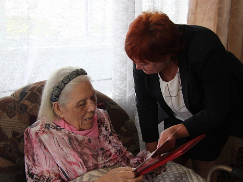 Бабушке красноярского хоккеиста Александра Семина исполнилось 100 лет. Фото: vk.com/krasnoyarskrf