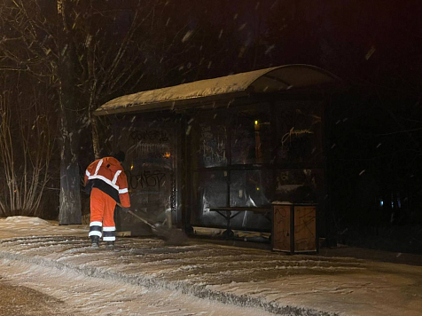 В Красноярске впервые на уборку наледи с пешеходных тротуаров вывели 50 рабочих в ночную смену. Фото: Управление дорог | Красноярск