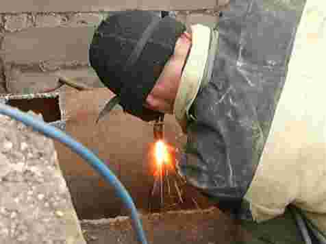 Жители 11 домов правого берега с ночи остались без холодной воды из-за аварии