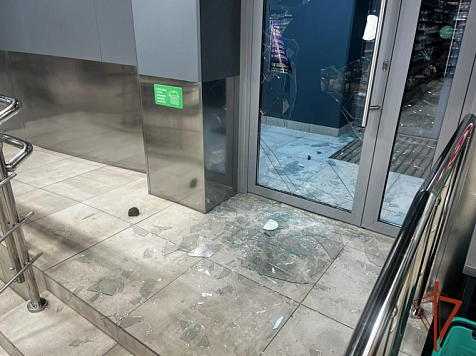 Ачинец разбил дверь магазина и украл алкоголь с сигаретами. Фото: Росгвардия Красноярского края