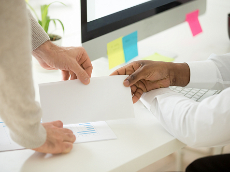 В Красноярском крае бизнесмен хотел дать взятку полицейскому в размере 400 тыс. рублей. Фото: Freepik