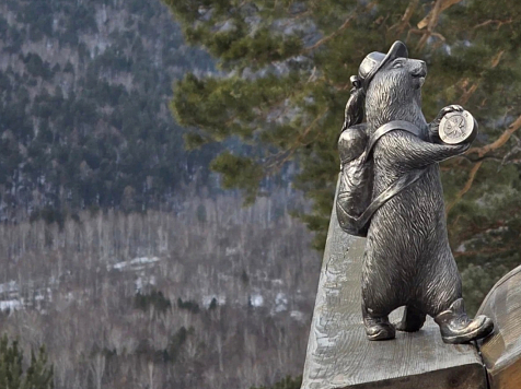 На Торгашинской лестнице в Красноярске появился бронзовый суслик-турист. Фото: Дмитрий Мотора / VisitSiberia