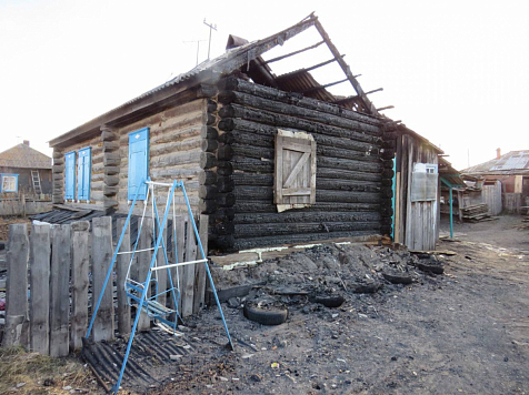 Пьяная женщина в Красноярском крае подожгла дом своего возлюбленного. Фото: МВД24