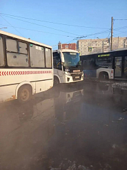 Автобусы в Северном временно меняют схему движения из-за коммунальной аварии