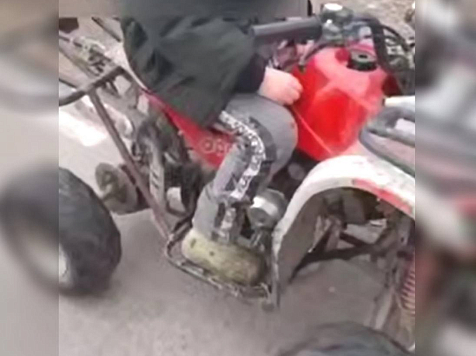 Гаишники остановили 8-летнего лихача на сломанном квадроцикле в Лесосибирске. Фото: ГАИ Красноярского края