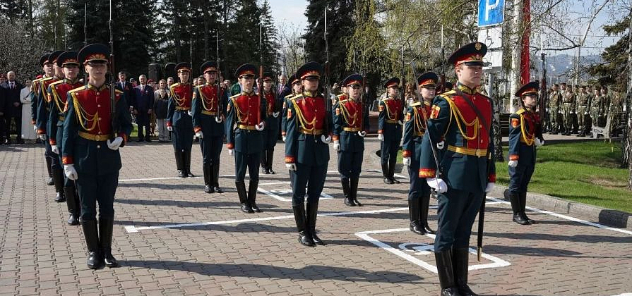 Руководители Красноярского края и города поздравили жителей с Днем Победы