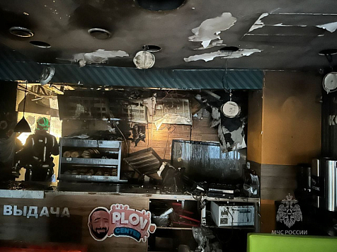 В Красноярске сгорело нарядное узбекское кафе «Самарканд» на Взлётке . Фото: МЧС региона