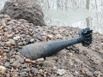 В Канске экскаваторщик на дне русла реки обнаружил снаряд времён ВОВ 