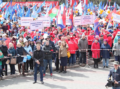 Тысячи красноярцев вышли на первомайскую демонстрацию с требованием повысить зарплаты (фотоподборка). Фото: (1, 4, 10, 11, 12) fpkk.ru, (2, 3, 5-9, 13) Герман Руднев / «7 канал»