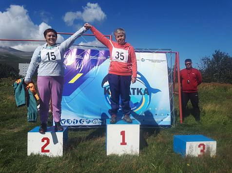 76-летняя жительница Ачинска выиграла эстафету в Северо-Курильске. Фото: t.me/sevkur_official