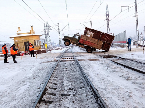 Сотрудница Красноярской железной дороги предотвратила наезд поезда на грузовик. Фото: КрасЖД
