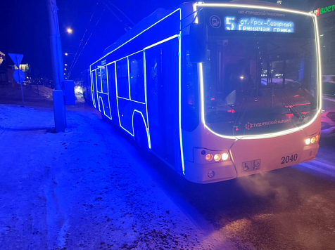 В Красноярске запустили праздничные трамваи и троллейбусы . Фото: Дептранс/КрасЖД
