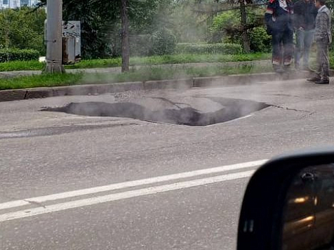 Красноярцы встали в многокилометровую пробку после перекрытия на Дубровинского. Фото: 2ГИС / Владимир Линин