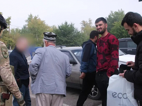 Двум мигрантам вручили повестки в военкомат во время рейда в Ленинском районе Красноярска. Фото и видео: МВД 24