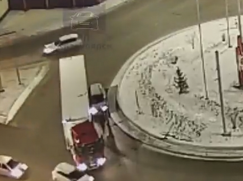 Две аварии с фурами произошли сегодня утром в Красноярске . Фото, видео: ЧП Красноярск