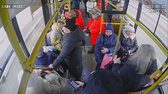 Кондуктор 85 автобуса в Красноярске рассказала свою версию конфликта с девочкой, которая не уступила место пенсионерке
