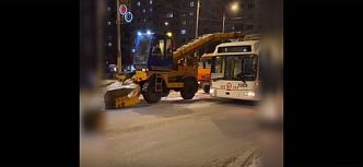  В Красноярске сегодня ночью со снегом боролись 140 снегоуборочных машин