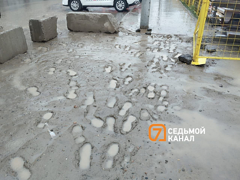 Вода в автобусах, мокрая одежда и бешеные цены на такси — красноярцы негодуют из-за дождливого утра. Фото: 7 канал Красноярск