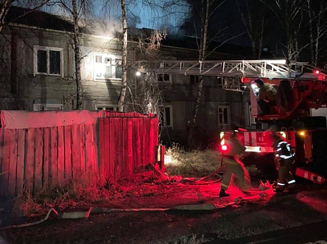 В Лесосибирске ночью горел многоквартирный жилой дом. Фото, видео: МЧС