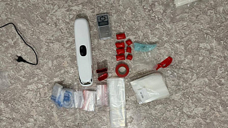 В Красноярске оптовая наркозакладчица попалась на случайно забытом в арендованной квартире свертке