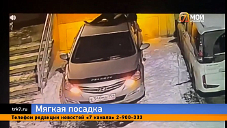 На Молокова мужчина выпал с шестого этажа на автомобиль