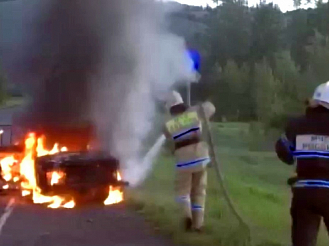 В Красноярском крае пьяный водитель поджег свой автомобиль. Фото: 24.мвд.рф