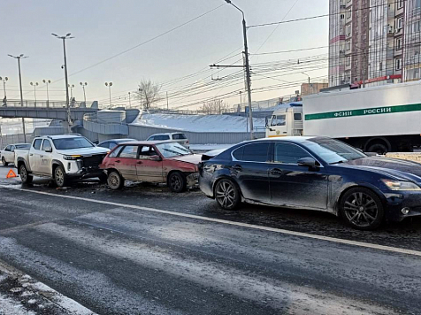 На Копылова столкнулся «паровозик» из трех машин, собирается пробка. Видео и фото: «7 канал»