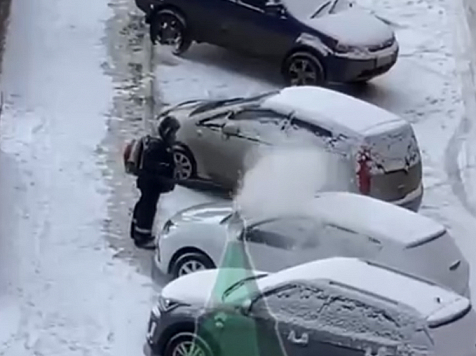 Красноярский дворник бесплатно чистит машины от снега. Фото и видео: PokrovkaLife