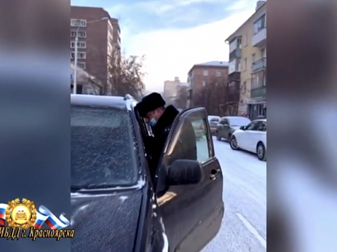 Начальник ГИБДД Красноярска помог женщине, у которой на морозе заглохло авто. Фото и видео: МВД