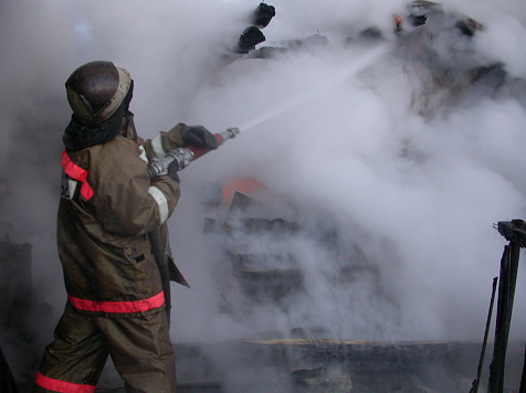 В Красноярске 9 декабря загорелось административное здание. Фото: МЧС