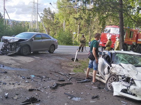 Три человека пострадали в ДТП на трассе под Красноярском. Фото: служба спасения Красноярского края