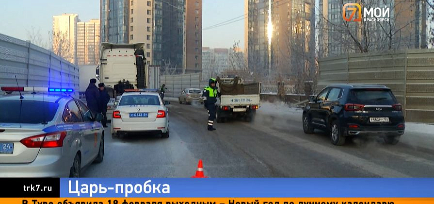 Грузовик с минералкой парализовал движение на красноярской взлетке