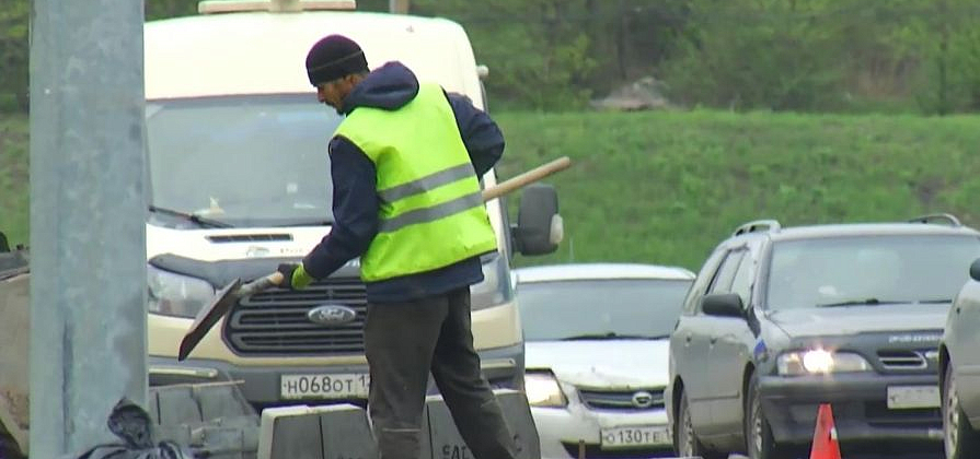 Участки трех дорог в Красноярске частично перекрыли до позднего лета