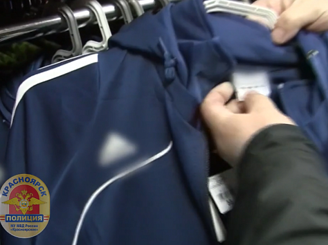 На Взлетке полиция забрала поддельные толстовки, кроссовки и рюкзаки Adidas. скрин: ГУ МВД по краю 